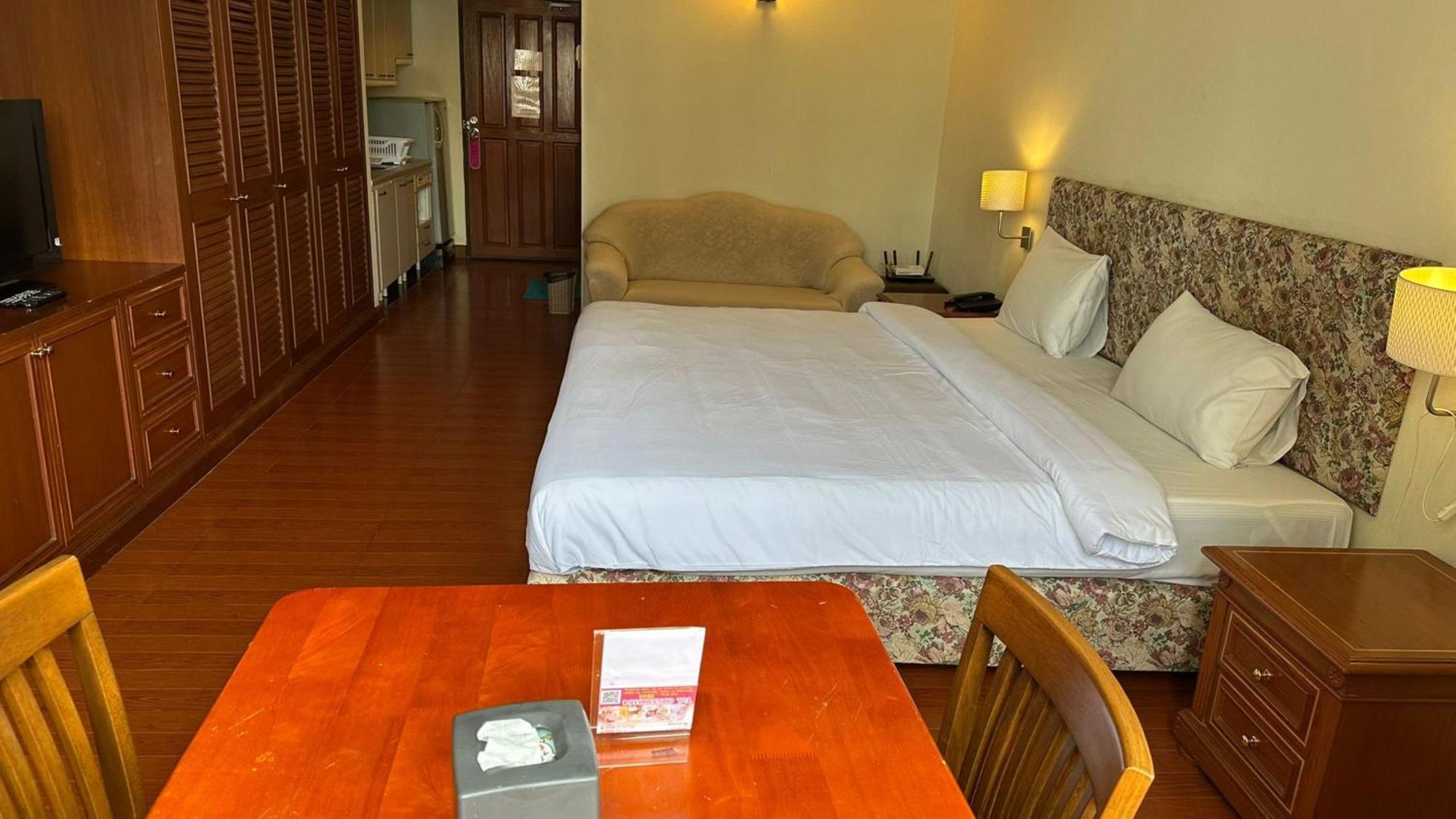 Omni Tower Sukhumvit Soi 4 Direct Lägenhet Bangkok Exteriör bild