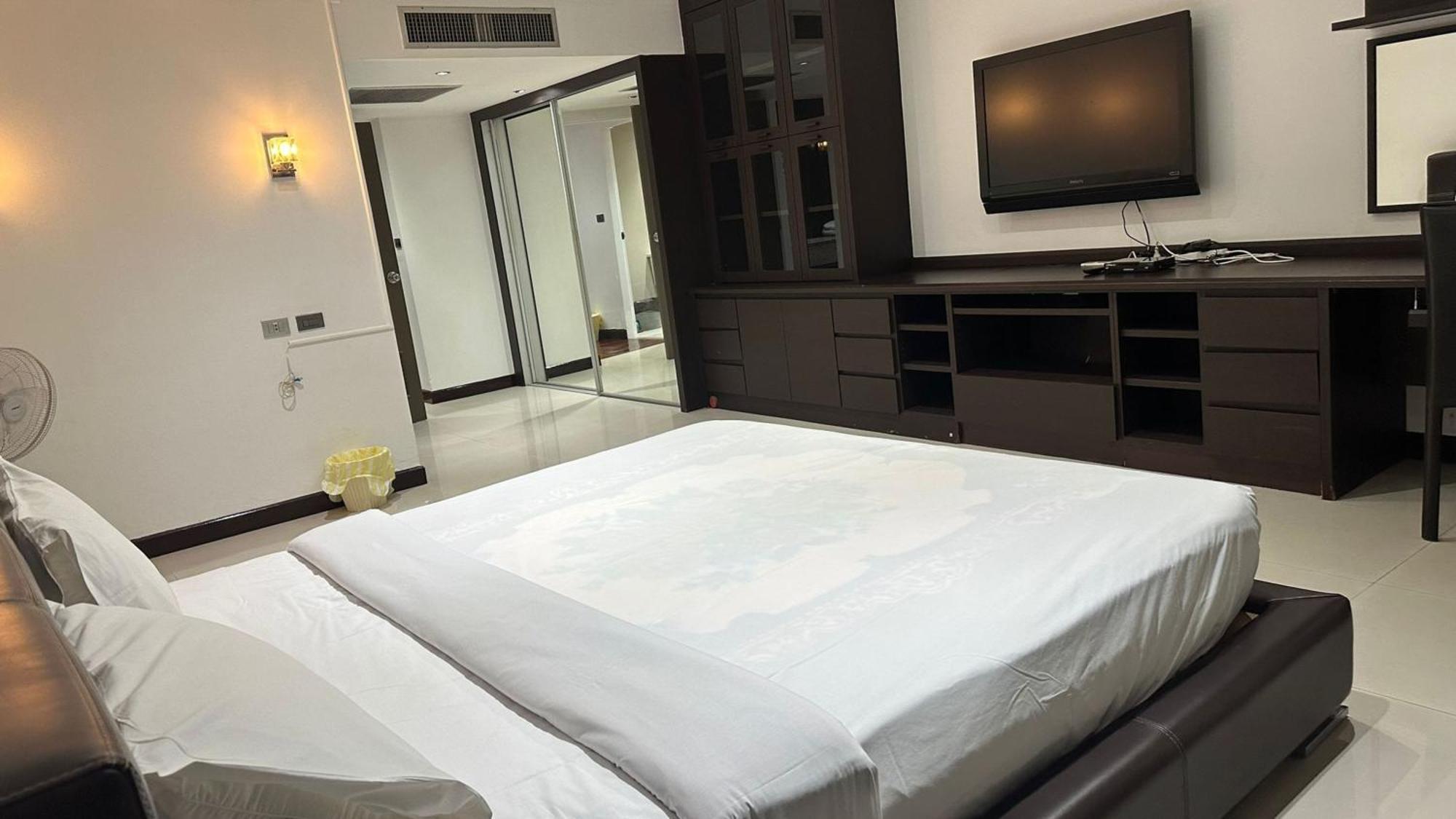 Omni Tower Sukhumvit Soi 4 Direct Lägenhet Bangkok Exteriör bild