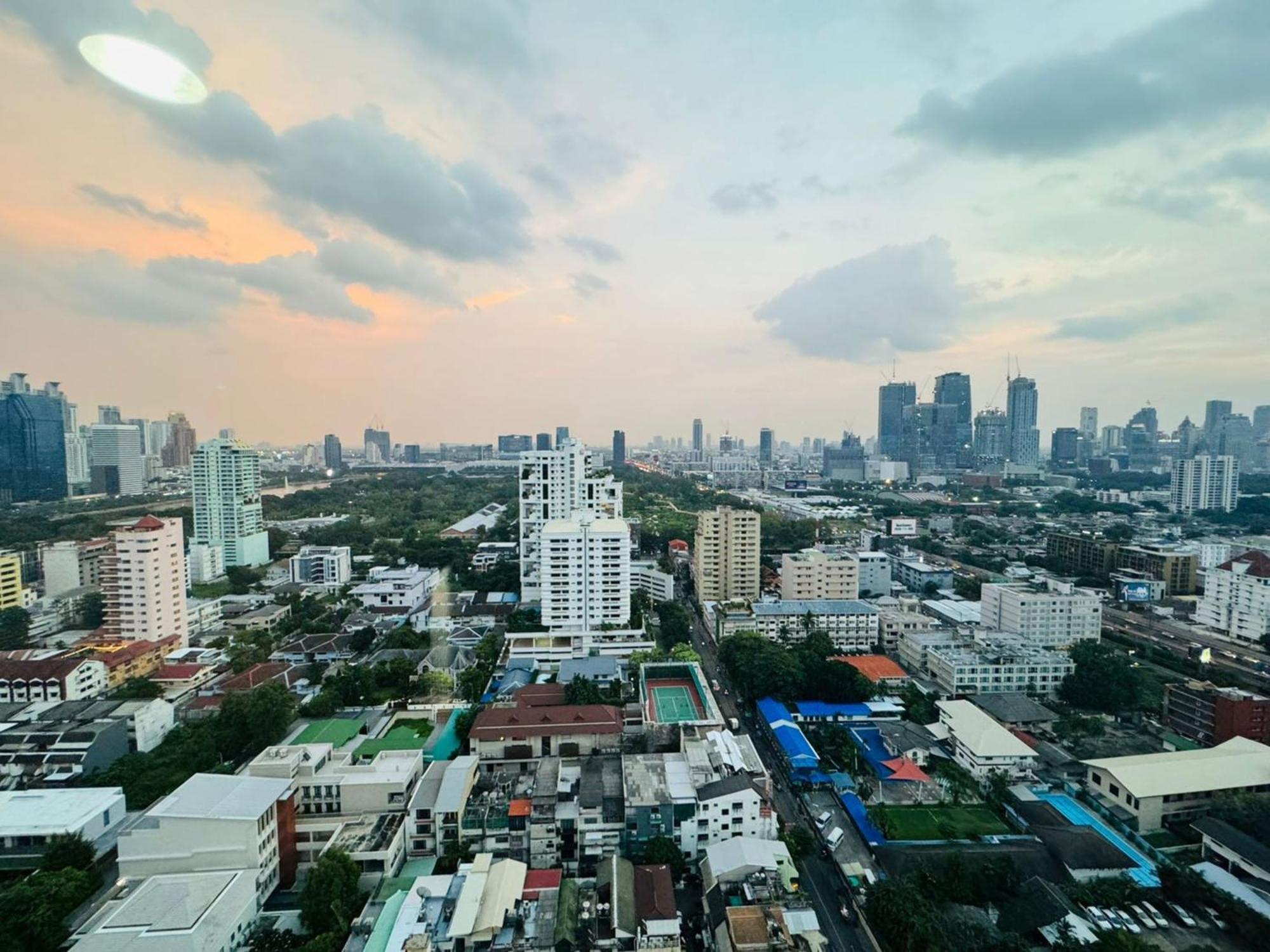 Omni Tower Sukhumvit Soi 4 Direct Lägenhet Bangkok Exteriör bild