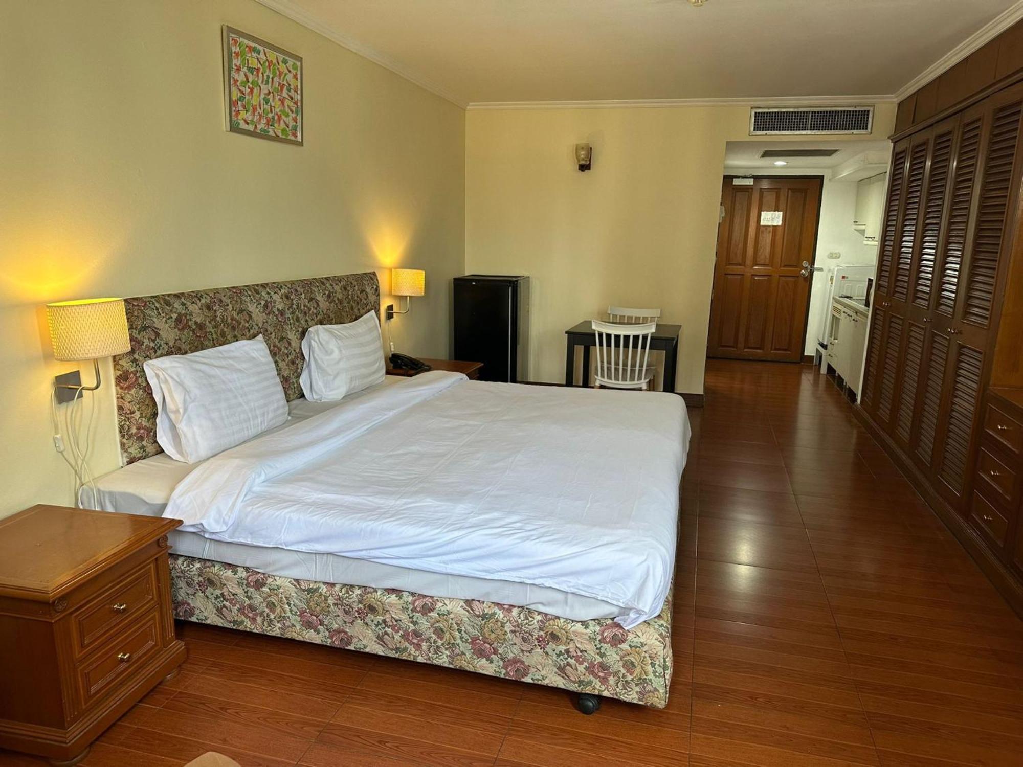 Omni Tower Sukhumvit Soi 4 Direct Lägenhet Bangkok Exteriör bild