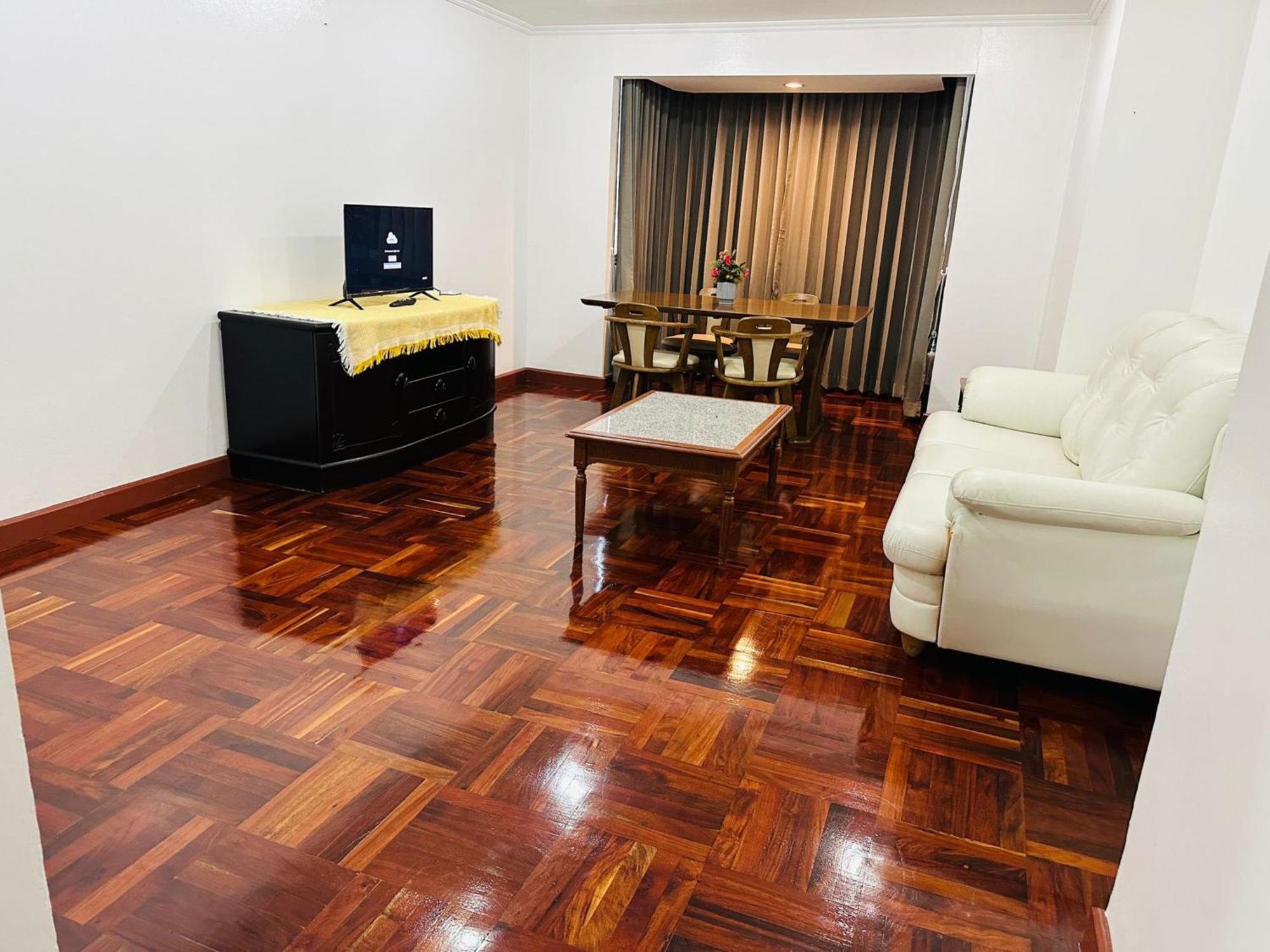Omni Tower Sukhumvit Soi 4 Direct Lägenhet Bangkok Exteriör bild
